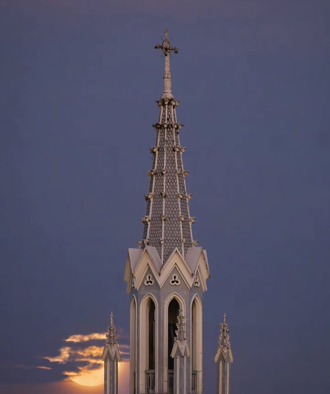 Campanario de una iglesia de Cali contra el cielo al atardecer